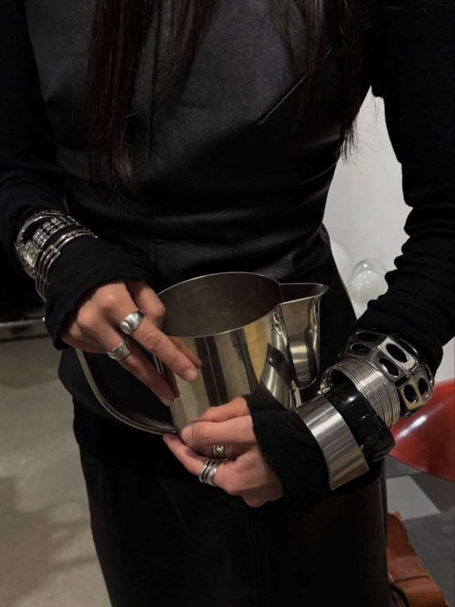 Máme pro tebe pár novinek! ✨ Na The Vault pop-upu nově najdeš prstýnky ze stříbra, náramky a jako vždy i naše signature...